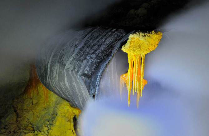 Olivier Grunewald a coborat inauntrul vulcanului Kawah Lien - Poza 3