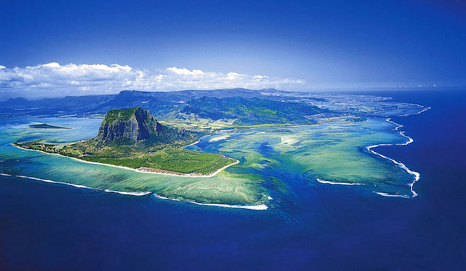 Iluzia unei cascade subacvatice, langa Mauritius