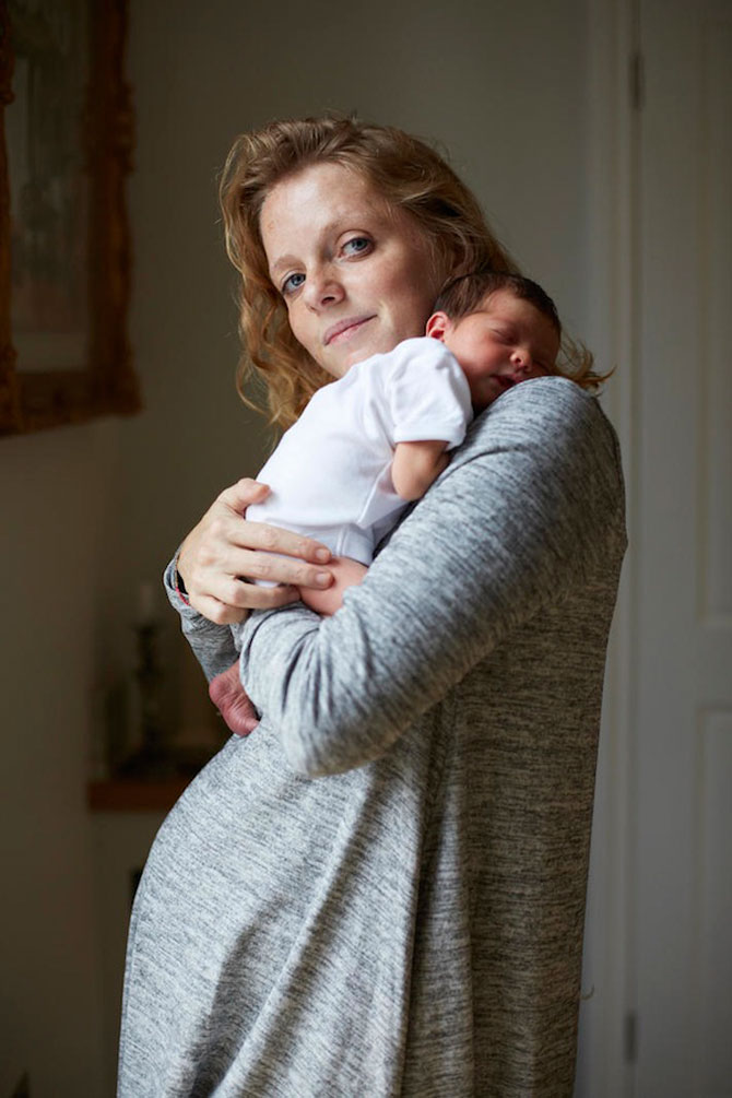Emotie in portrete de mame cu bebelusi de o zi - Poza 1