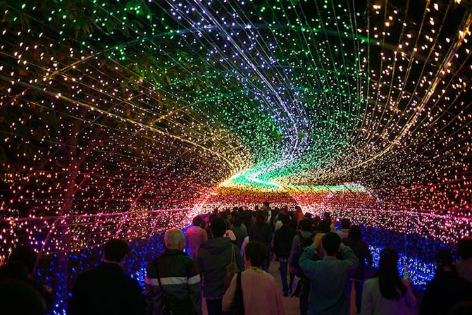 Japonezii pierduti in tunelul de lumini multicolore