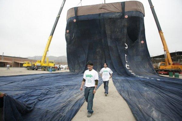 Cea mai mare pereche de jeansi din lume - Poza 1