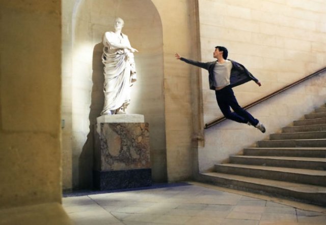 Dansand prin aer: Ipoztazele unui artist care sfideaza gravitatia