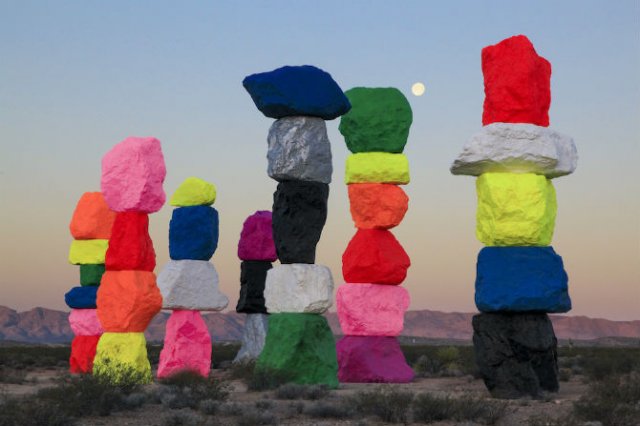 Cei sapte munti magici: Petele de culoare din mijlocul desertului - Poza 2