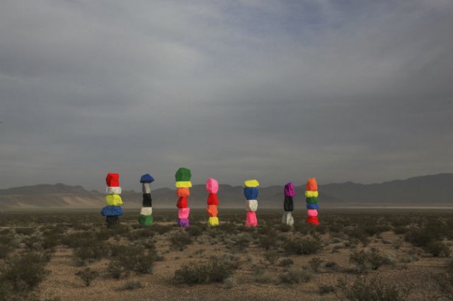 Cei sapte munti magici: Petele de culoare din mijlocul desertului - Poza 4