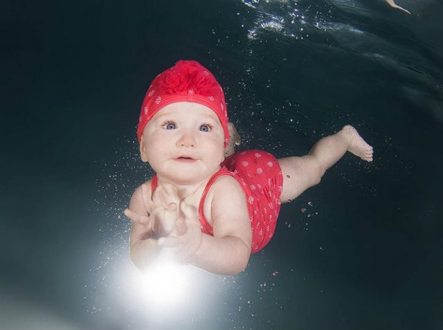 Pitici inotatori: Cele mai simpatice poze subacvatice cu bebelusi
