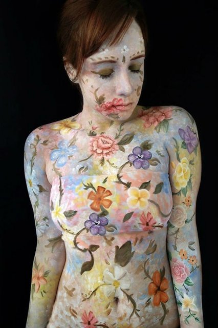 Artista cu trupul-ecran: Isi prezinta creatiile cu ajutorul corpului - Poza 4