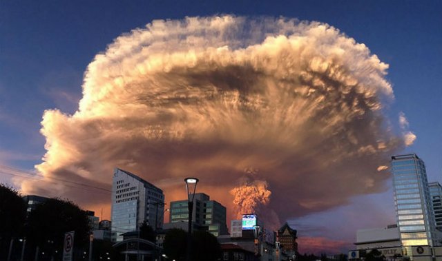 O manifestare nestapanita a vulcanului Calbuco, in 11 poze explozive - Poza 1